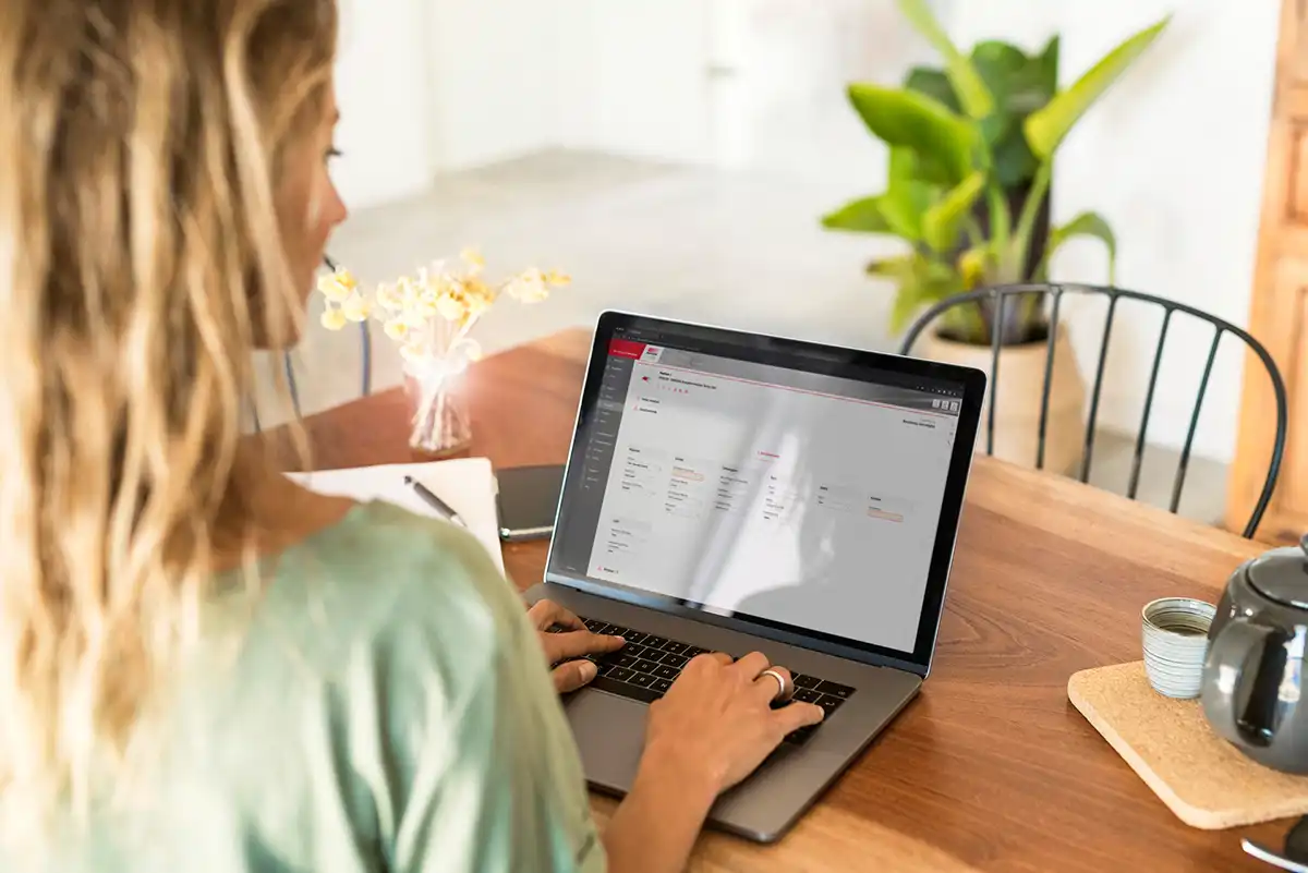 Arbeiten am Laptop in einem modernen Büro Frau arbeitet am Laptop in einem modernen Büro mit Pflanzen